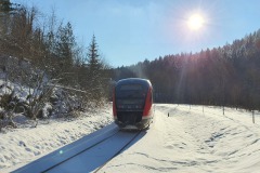 Anfang 2021 hielt winterliches Kaiserwetter im Erzgebirge Einzug – ein Zug der Erzgebirgsbahn hat hier gerade die Motorradstadt Zschopau verlassen und fährt im engen Tal des gleichnamigen Flusses in Richtung Annaberg...