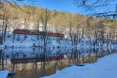 Anfang 2021 hielt winterliches Kaiserwetter im Erzgebirge Einzug – ein Zug der Erzgebirgsbahn hat hier gerade die Motorradstadt Zschopau verlassen und fährt im engen Tal des gleichnamigen Flusses in Richtung Annaberg...